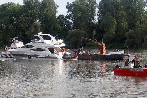 Rettungskräfte ziehen das Schiff von der Sandbank