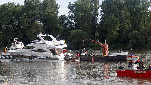 Rettungskräfte ziehen das Schiff von der Sandbank Rettungskräfte ziehen das Schiff von der Sandbank