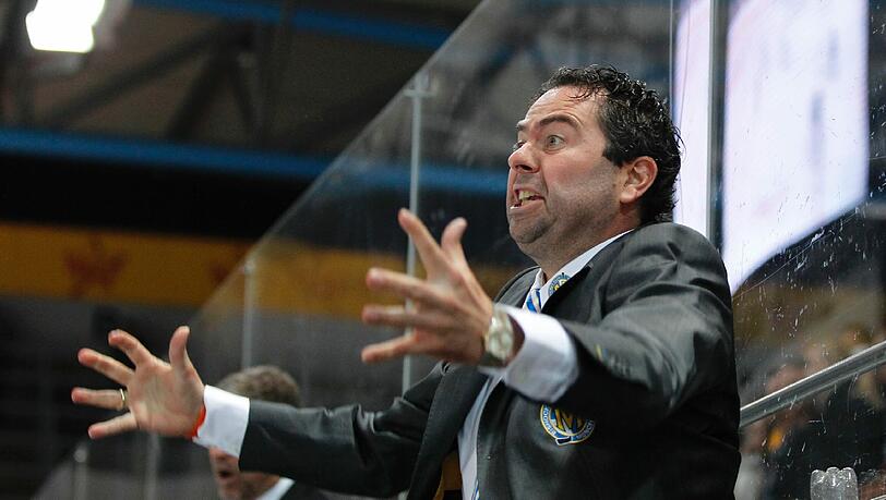EHC-Manager Winkler rastet bei den Spielen an der Bande regelmäßig aus. Seine Frau sagt him oft: „Reg dich heute nicht so auf, das ist nicht gut für dich!” Sein Arzt hat ihm aber geraten, die Emotionen rauszulassen. EHC-Manager Winkler rastet bei den Spielen an der Bande regelmäßig aus. Seine Frau sagt him oft: „Reg dich heute nicht so auf, das ist nicht gut für dich!” Sein Arzt hat ihm aber geraten, die Emotionen rauszulassen.