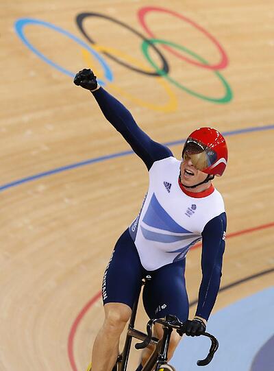 Sir Chris Hoy: Was macht die Queen jetzt? Zum Ritter geschlagen hat
sie Britanniens Bahnrad-Ikone schon, in London raste der 36-Jährige
zu zwei weiteren Goldmedaillen und ist nun Rekord-Olympiasieger der
Gastgeber.