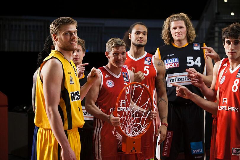 Bastian Schweinsteiger, Javi Martinez und die Stars der Beko BBL beim neuen Werbespot für Kabel 1. Der Sender überträgt in dieser Spielzeit zusätzlich zu SPORT1 ausgewählte Partien der besten Basketball-Liga Deutschlands. Sehen Sie hier die Bilder aus dem Audi-Dome.
