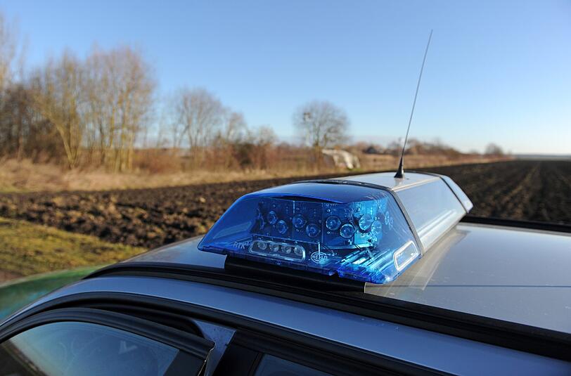 Ein Polizeiauto steht am Ufer des Rathei-Weihers zwischen Zell und Karlshuld im Landkreis Neuburg-Schrobenhausen.