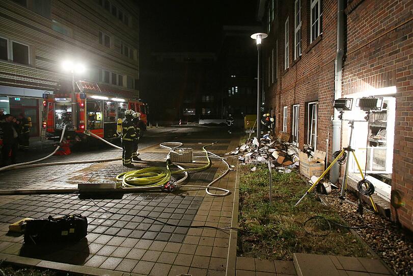 Brandanschlag auf die Mopo: Die Bilder vom Einsatzort der Feuerwehr.