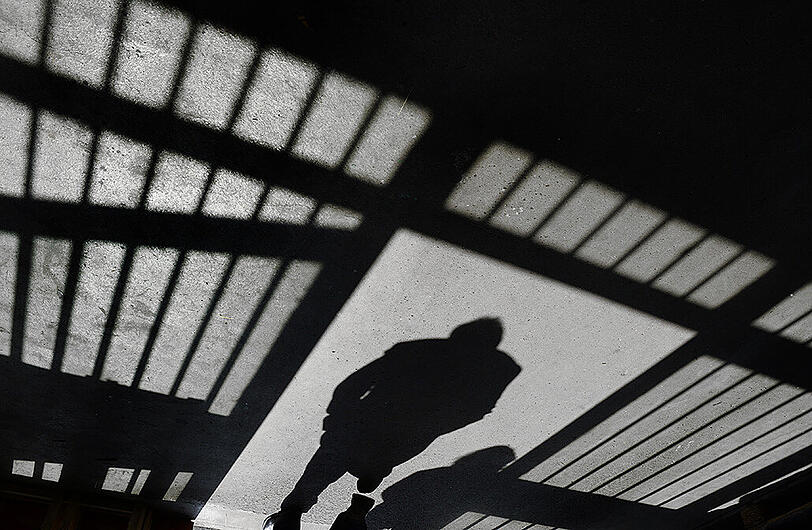 Zugang zum Außenbereich der Justizvollzugsanstalt in Ravensburg: Die Machenschaften einiger Krimineller gehen auch im Gefängnis weiter.