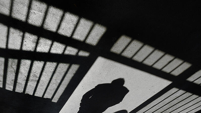 Zugang zum Außenbereich der Justizvollzugsanstalt in Ravensburg: Die Machenschaften einiger Krimineller gehen auch im Gefängnis weiter. Zugang zum Außenbereich der Justizvollzugsanstalt in Ravensburg: Die Machenschaften einiger Krimineller gehen auch im Gefängnis weiter.