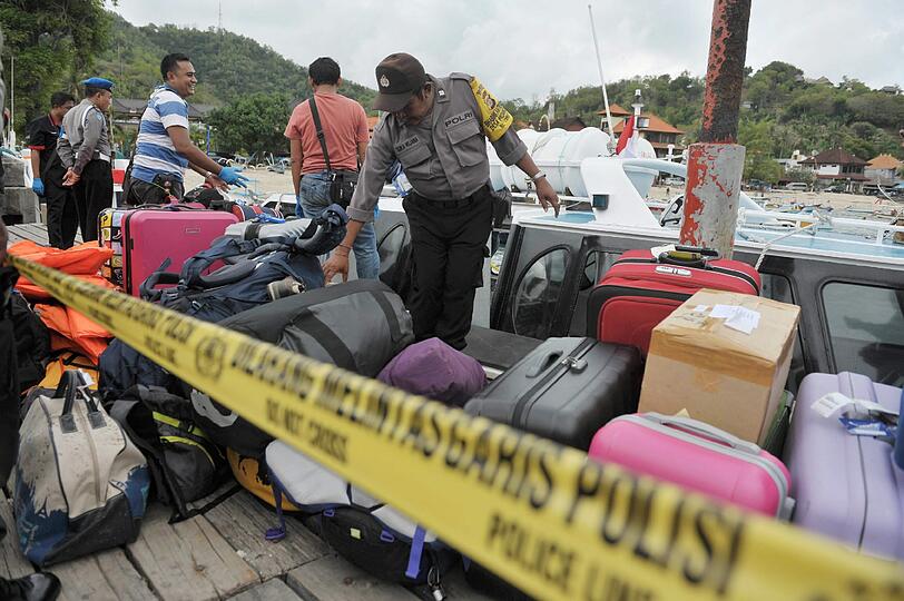 Tragisches Ende eines Ausflugs: Polizisten auf dem explodierten Touristenboot. Foto: Gede Anta