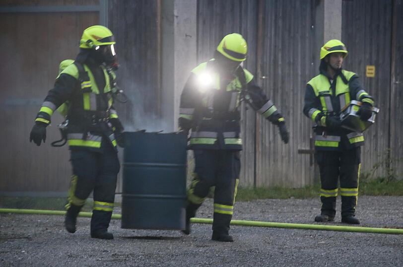 Kurioser Einsatz in Gars am Inn: Eine Person wollte in einer Garage Fleisch räuchern - und rief damit die Feuerwehr auf den Plan. Die Bilder vom Einsatz.