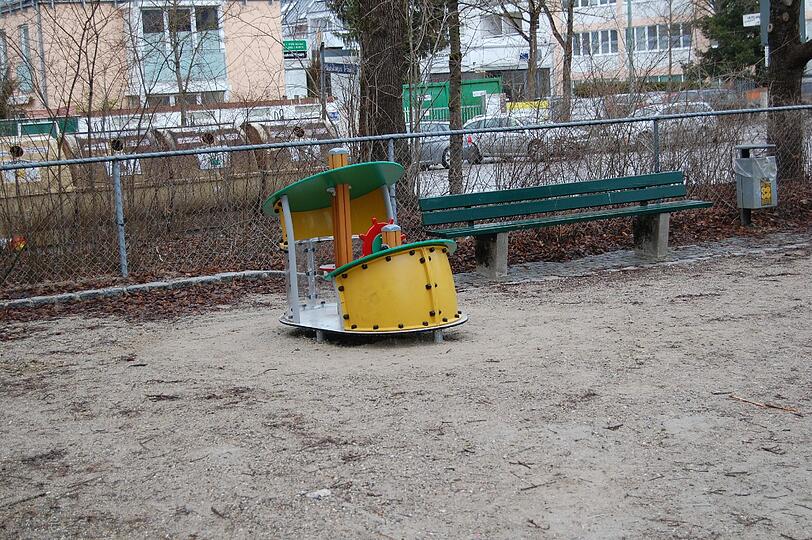 Und das dritte Spielgerät wurde auch aufgestellt. Die Anwohner und vor allem die Kinder sind glücklich.