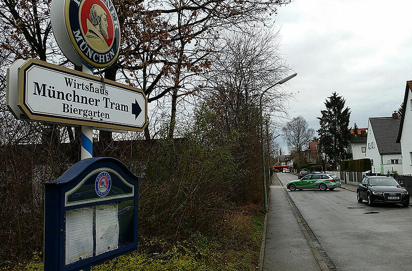 Polizei und Feuerwehr sperren den Bereich weiträumig ab. Rund 2.000 Menschen wurden in Sicherheit gebracht.