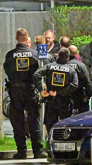 Die Polizei am Dienstagabend in der Nähe des Tatorts.