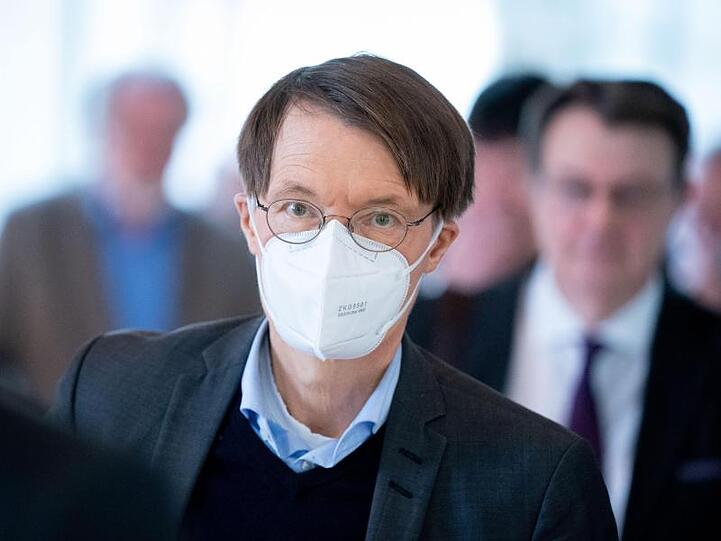 Steht dem DFL-Konzept zu Zuschauer-Rückkehr eher kritisch gegenüber: SPD-Politiker Karl Lauterbach.