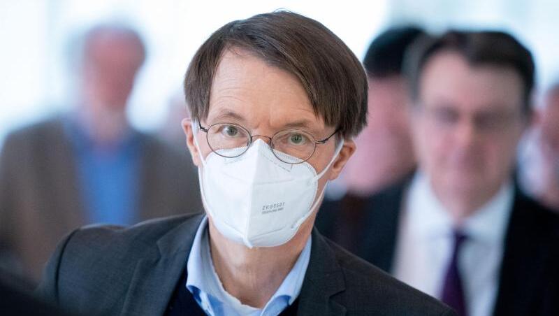 Steht dem DFL-Konzept zu Zuschauer-Rückkehr eher kritisch gegenüber: SPD-Politiker Karl Lauterbach. Steht dem DFL-Konzept zu Zuschauer-Rückkehr eher kritisch gegenüber: SPD-Politiker Karl Lauterbach.