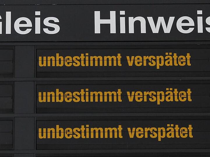 Hinweise für Bahnreisende werden angezeigt. Foto: Jens Wolf/Archiv