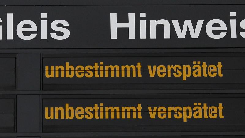 Hinweise für Bahnreisende werden angezeigt. Foto: Jens Wolf/Archiv Hinweise für Bahnreisende werden angezeigt. Foto: Jens Wolf/Archiv