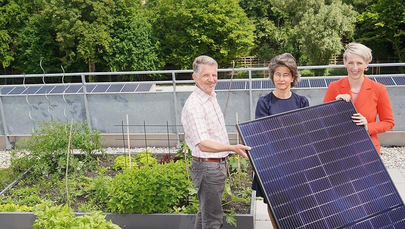 Solar auf jedes Dach! Das fordern Umweltreferentin Christine Kugler (Mitte) und Bürgermeisterin Katrin Habenschaden (rechts).