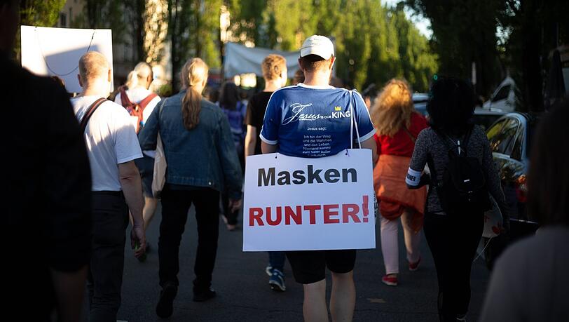 Querdenker, Impfgegner und christliche Fundamentalisten auf einer Demonstration in München im Mai 2022