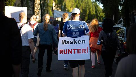 Querdenker, Impfgegner und christliche Fundamentalisten auf einer Demonstration in München im Mai 2022