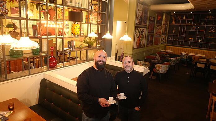 Den Kaffee haben sich Wirt Ferhat Pier (l.) und Sebastian Meyer am Abend vor der Eröffnung nach diversen Nachtschichten verdient. Gewerkelt wurde wirklich bis zur letzten Minute.