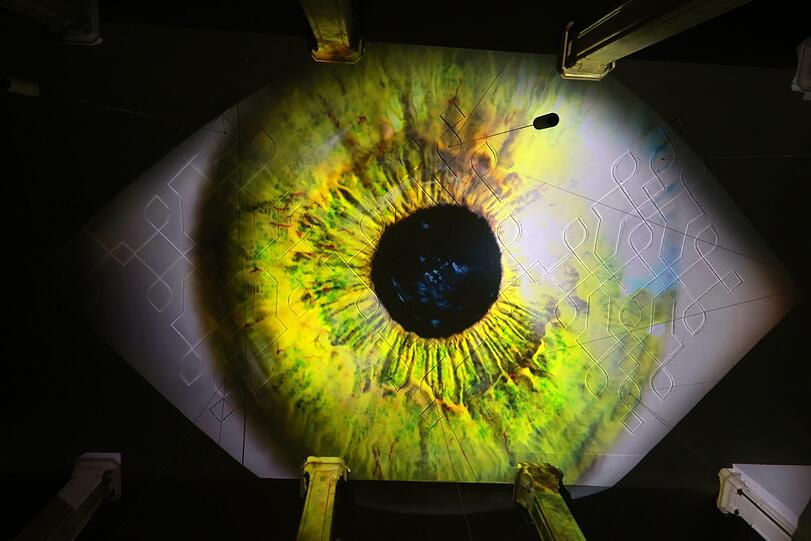 Auge in Auge mit dem Schöpfer: die Kunstinstallation Genesis II in der Markuskirche ist eine gigantische Show.