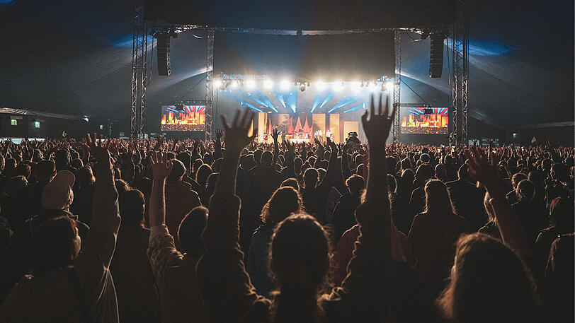 Seien Sie hautnah dabei in der einzigartigen Atmosphäre der Tollwood Musik-Arena.