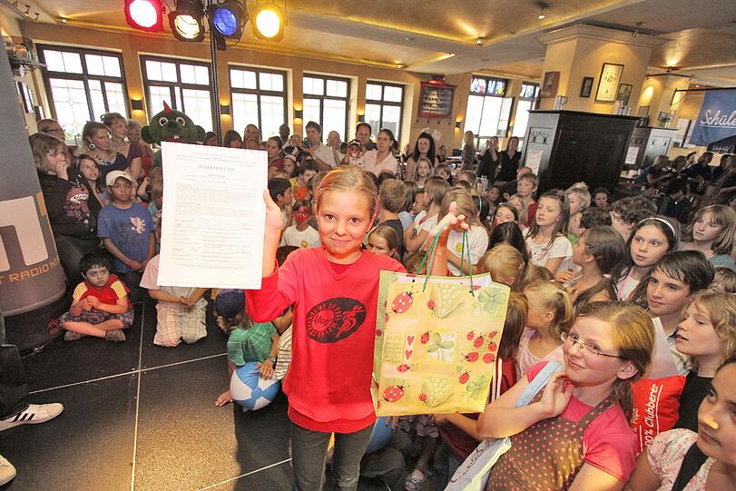 Bei der Tombola sahnten die Schüler viele Preise ab: Marina freut sich über die Überraschungstüte mit Brotzeitdose, Schlüsselanhänger, Straßenkreide.