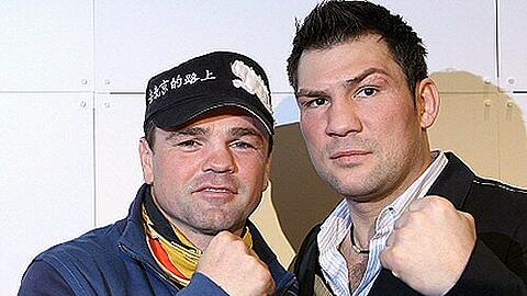 Sven Ottke, hier links neben Dariusz Michalczewski, könnte als zweiter deutscher Boxer in die Hall of Fame aufgenommen werden.