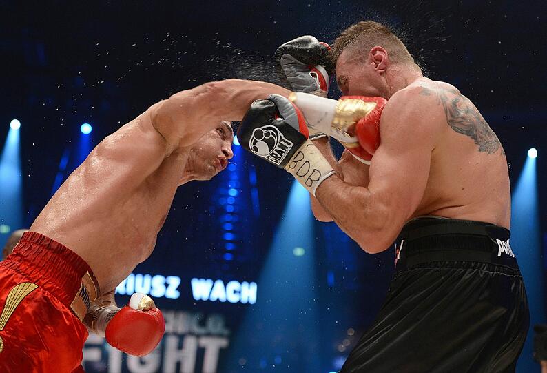 Der 36 Jahre alte Ukrainer Klitschko bezwang in Hamburg vor 15.000 Zuschauern seinen polnischen Herausforderer Mariusz Wach einstimmig nach Punkten und trägt damit weiter die WM-Gürtel der bedeutenden Verbände WBO, WBA und IBF. Für &bdquo;Dr. Steelhammer&ldquo; war es der 59. Sieg im 62. Profi-Kampf. Sehen Sie hier die besten Bilder des Abends.