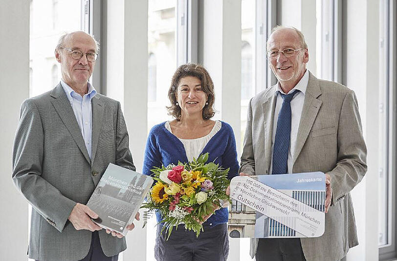 Der Chef des NS-Dokuzentrums Winfried Nerdinger, die 100.000. Besucherin Gerda Ballentin und der Kulturreferant Hans-Georg Küppers (v.l.).