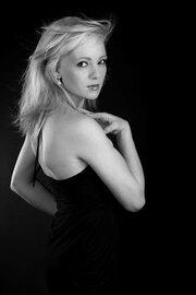 JANINE SCHRÖDER: Die blonde Immobilienkauffrau ist 23 Jahre alt.