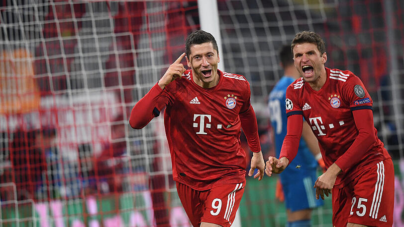 Robert Lewandowski (links) lässt sich von Thomas Müller für seinen Treffer zum 4:1 gegen Benfica Lissabon feiern.