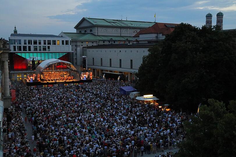 Das Festspielkonzert von "Oper für alle" auf dem Marstallplatz.