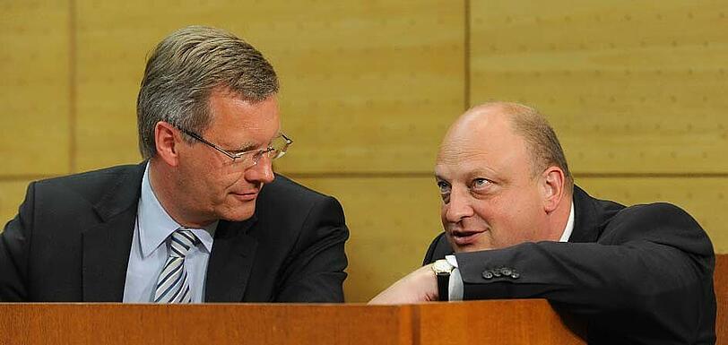 Realität: Niedersachsens Ministerpräsident Christian Wulff 2010 im Landtagsplenum in Hannover im Gespräch mit dem Regierungssprecher Olaf Glaeseker.