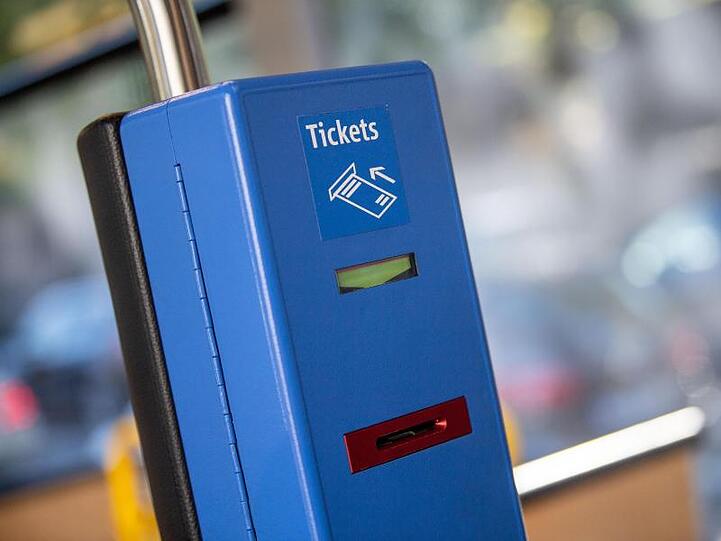 Blick auf einen Ticketautomaten der Münchener Verkehrs Gesellschaft (MVG). Foto: Lino Mirgeler/dpa/Archivbild