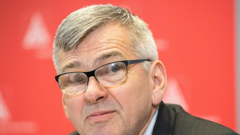 Jörg Hofmann, Erster Vorsitzender der IG Metall am Mikrophon. Foto: Sebastian Gollnow/dpa Jörg Hofmann, Erster Vorsitzender der IG Metall am Mikrophon. Foto: Sebastian Gollnow/dpa