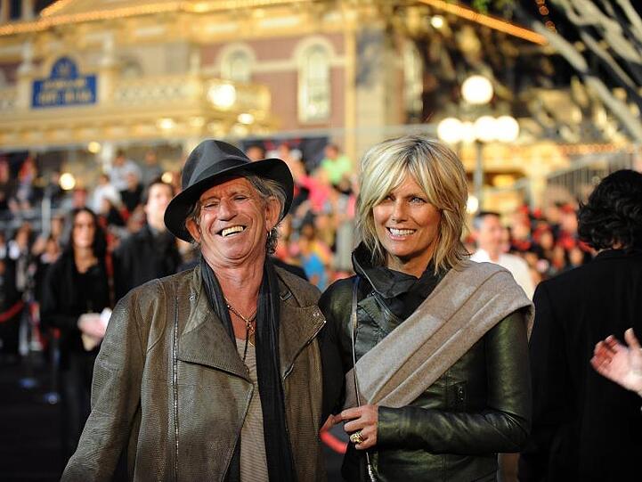 Keith Richards mit seiner Frau Patti Hansen bei der Weltpremiere von "Pirates of the Caribbean - Fremde Gezeiten" in Disneyland in Anaheim. In dem Piratenspektakel spielte Richards den Vater von Johnny Depp.