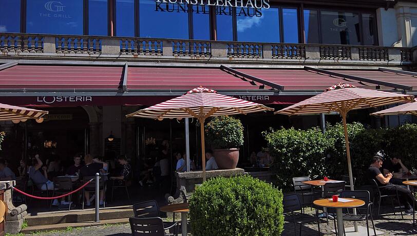 Die L'Osteria im Künstlerhaus am Münchner Lenbachplatz. Auch hier gibt es ein Zeitlimit für die Reservierung. Die L'Osteria im Künstlerhaus am Münchner Lenbachplatz. Auch hier gibt es ein Zeitlimit für die Reservierung.