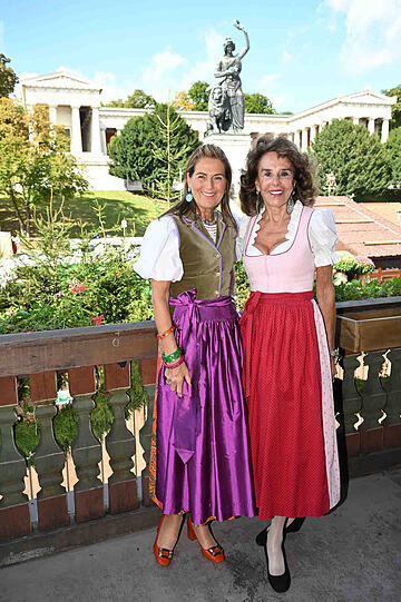 Die beiden Unternehmerinnen Siggi Spiegelburg und Barbara Bagusat posierten beim CeU Ladies Wiesn Lunch vor der Bavaria.