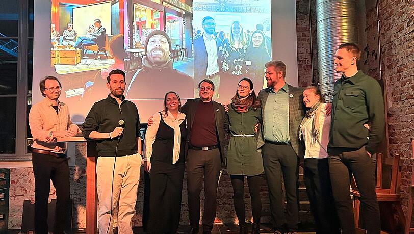 Die Volt-Kandidaten bei der Wahlparty im Giesinger Br&auml;u.