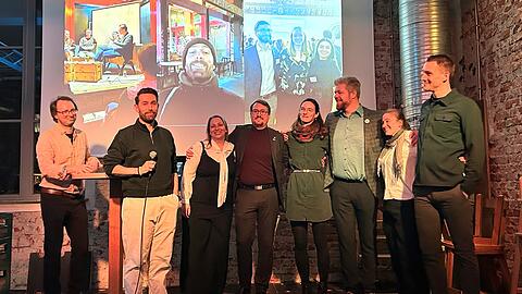 Die Volt-Kandidaten bei der Wahlparty im Giesinger Br&auml;u.