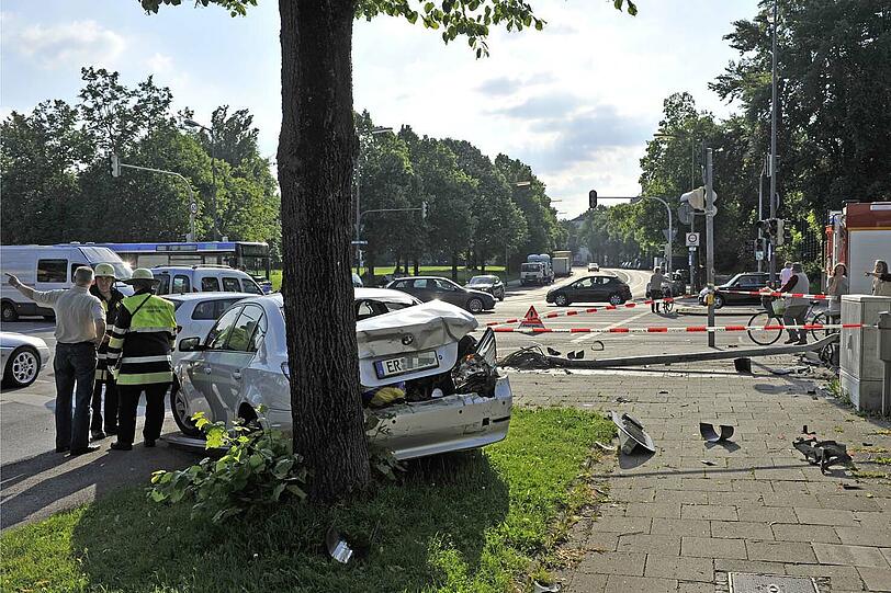 Anschließend rammte der Transporter diesen BMW.
