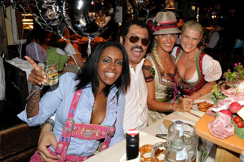 Bringt ein wenig Kiez-Flair ins Käferzelt: Kalle Schwensen in hübscher Begleitung