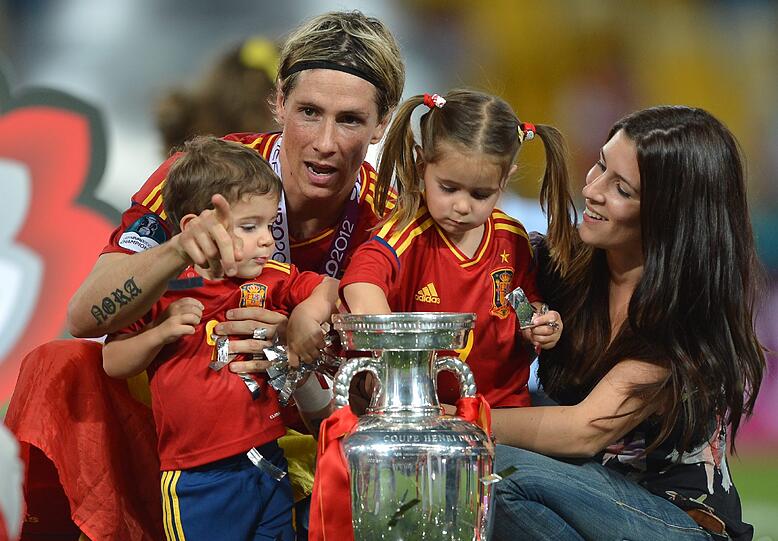 Die "Furia Roja" demütigte Italien im EM-Endspiel gnadenlos mit 4:0. Beim Jubeln zeigten die Spanier, dass sie auch ganz lieb können - im Kreise ihrer Familien. Die besten Bilder der spanischen EM-Fiesta auf dem Rasen von Kiew!