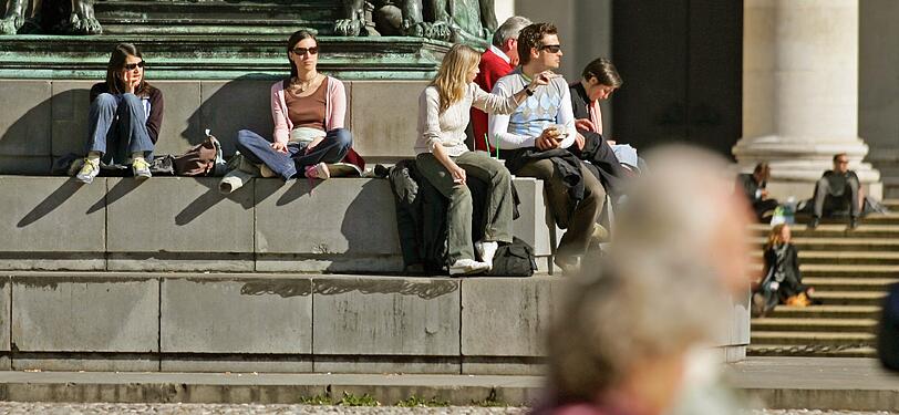Zahlreiche Plätze in der Münchner Innenstadt werden von Passanten für ein kleines Sonnenbad genutzt.