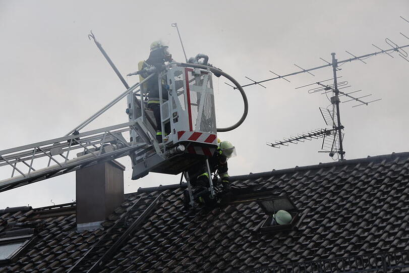 Rauchschwaden in Eiselfing: Ein Wohnhaus steht in Flammen.