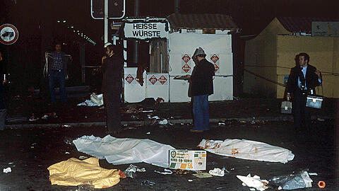 26.09.1980: Leichentücher verdecken die Todesopfer des Oktoberfest-Attentats.