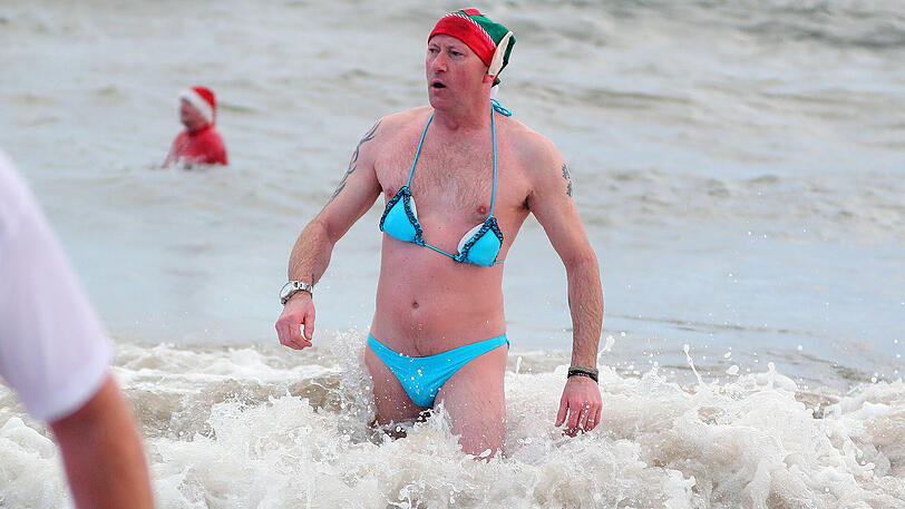 Neujahrsschwimmer in Whitley Bay (Großbritannien).