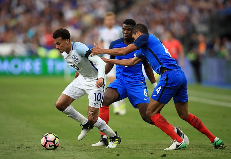 Hier gegeneinander, im November gegen Deutschland: England mit Dele Alli und Frankreich mit Raphael Varane.