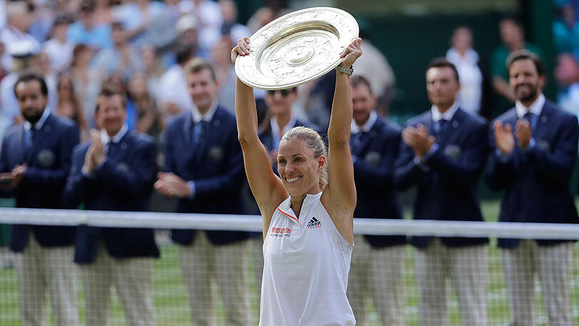 Und hoch das Ding! Angelique Kerber hat als erste Deutsche seit 22 Jahren den Grand-Slam-Klassiker in Wimbledon gewonnen.