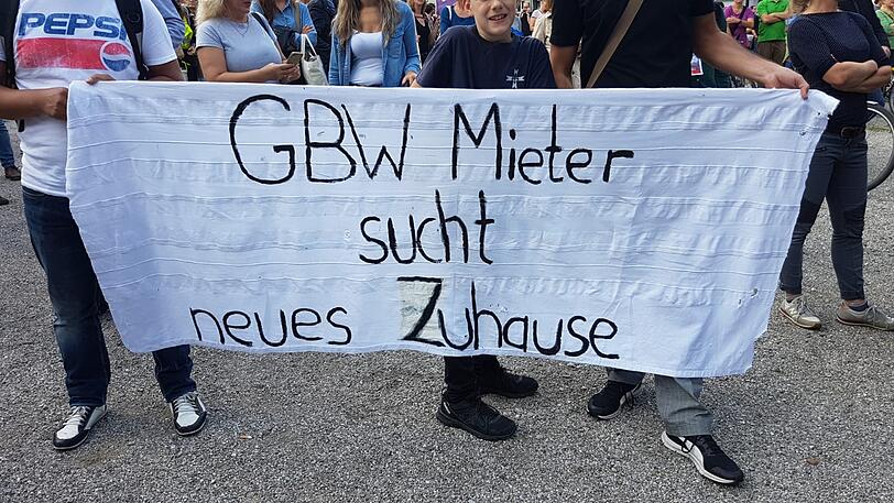 Motto: ausspekuliert! Am Samstag kamen um die 10.000 Menschen zur großen Demo gegen Spekulanten, Mietwahnsinn und für mehr Mieterschutz nach München.