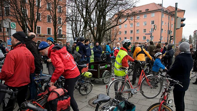 Massenweise Radler am Rosenheimer Platz Massenweise Radler am Rosenheimer Platz